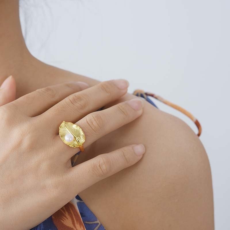 Anel Folha ajustável de prata 925 folhado a ouro 18k com pérola natural - Cuidarte Integral
