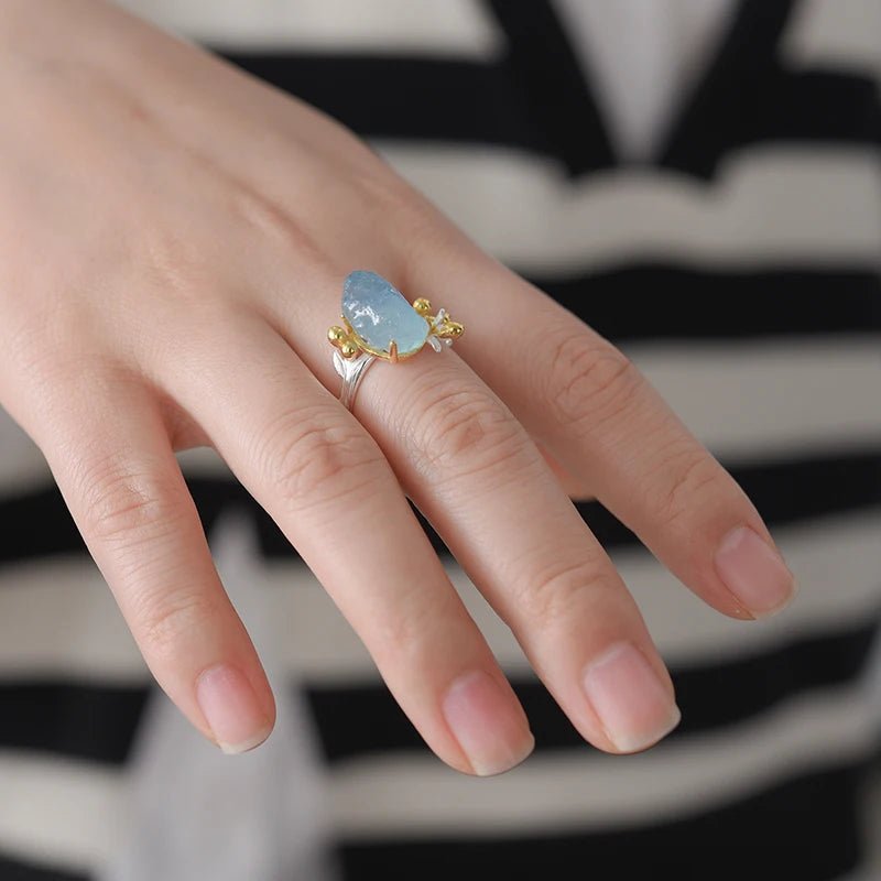 Anel ajustável prata 925 com água marinha e detalhes ouro 18K