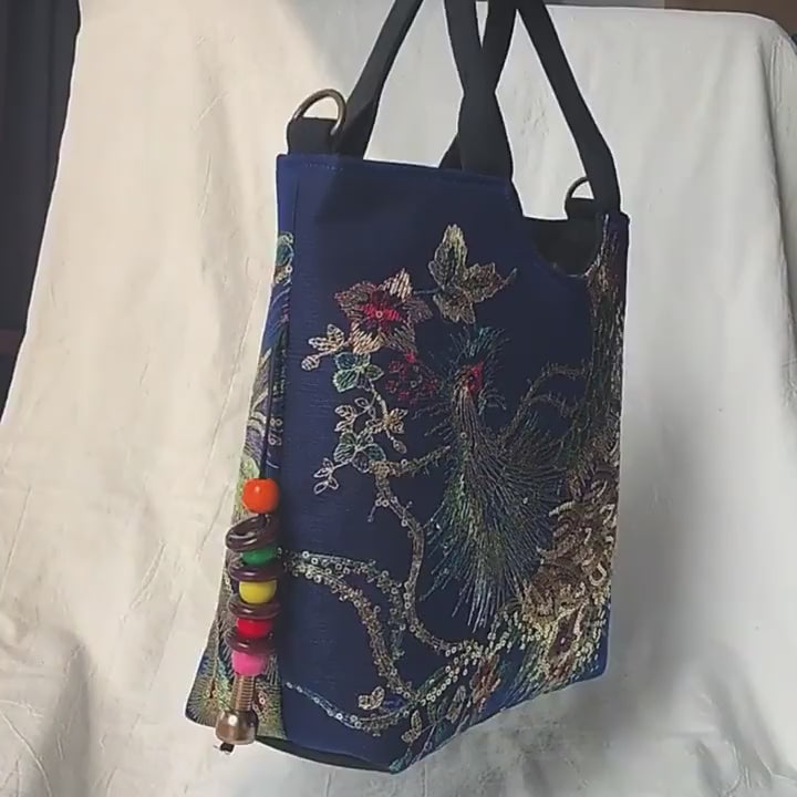 Bolsa Feminina Bordada Estilo Oriental com Pavão Dourado e Alça Dupla
